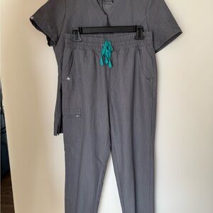 Figs graphite gray scrub set in small